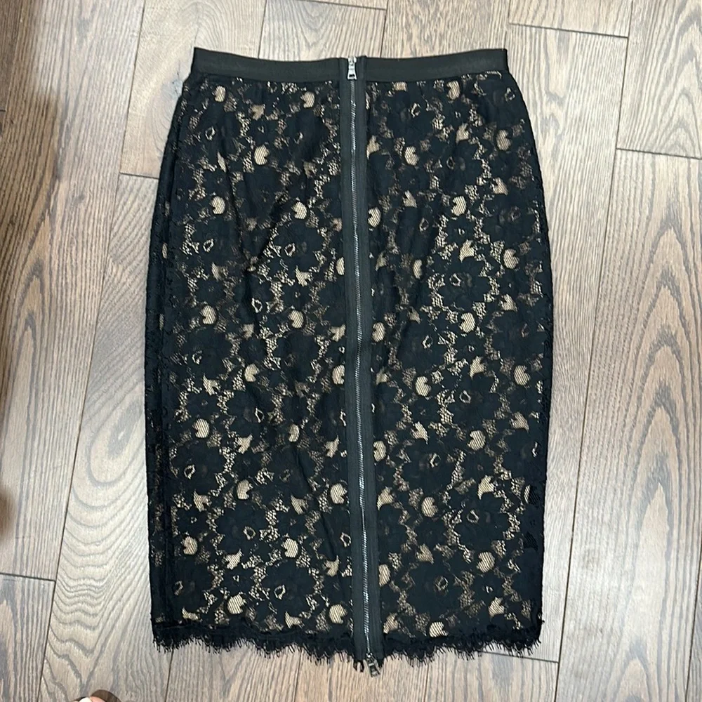 Bcbg laced skirt with zipper on back - Picture 2 of 2